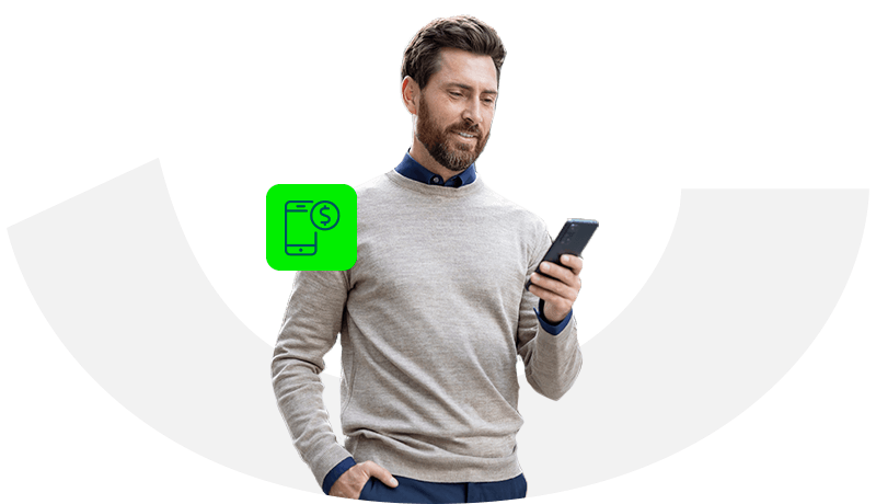 Hombre configurando sus topes a travez de la banca móvil