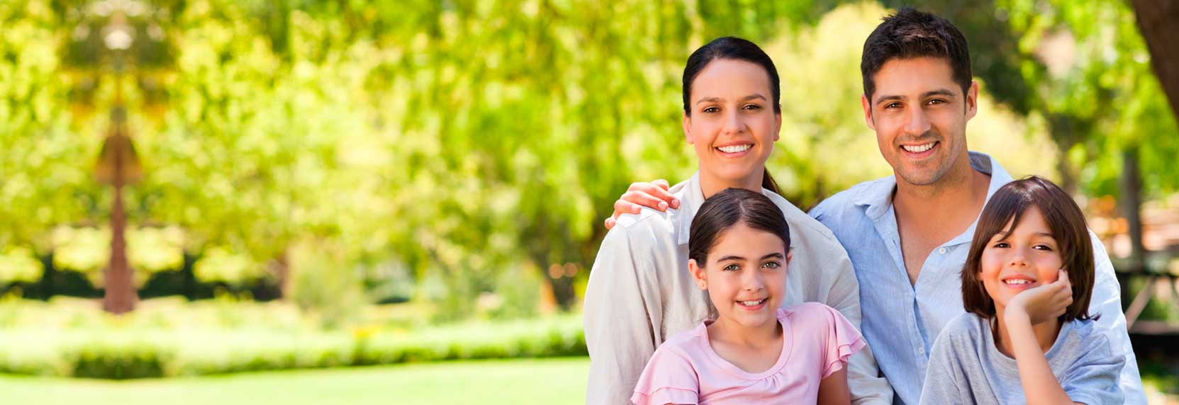Familia feliz en el parque