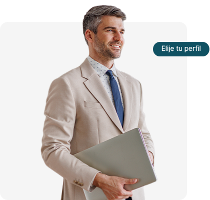 hombre sonriendo con una tablet en la mano