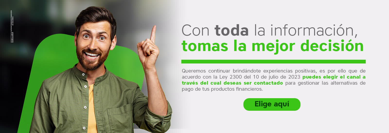 hombre sonriendo señalando hacia arriba con su dedo indice