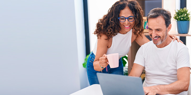 Un pareja está consultando las transacciones por canal del Banco Popular