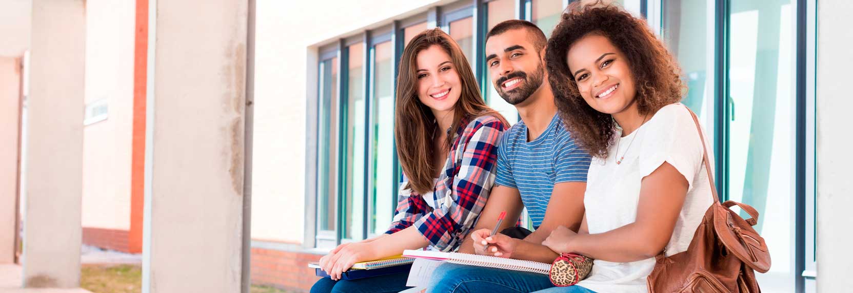 Jóvenes universitarios sonrientes