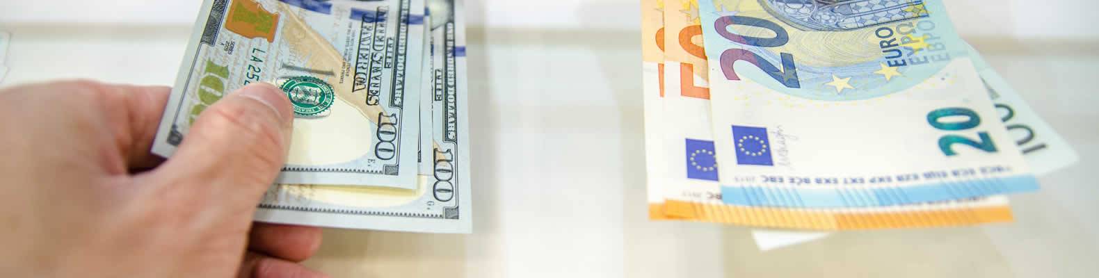 dos manos transfiriendo dinero entre si