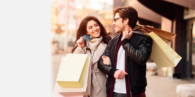 Una mujer comprando ropa en el Centro Comercial Plaza Imperial