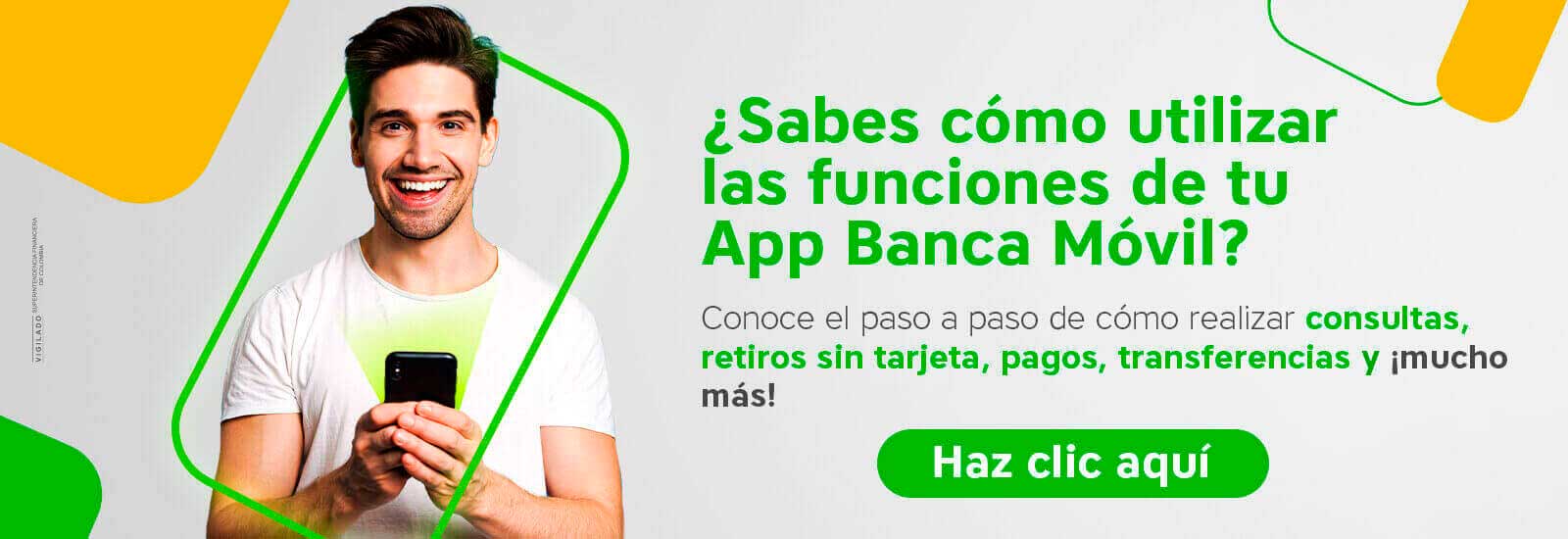 Hombre con celular viendo las funcionalidades del app del Banco Popular