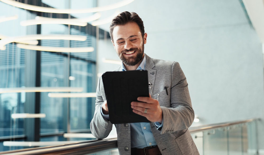 Pareja abriendo su cuenta para Ahorrar del popular en una tablet.