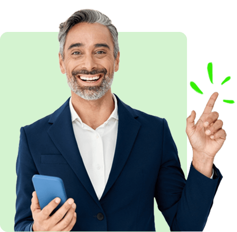 hombre sonriendo con una tablet en la mano