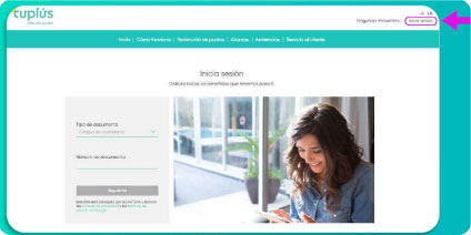 Chica revisando los pasos de registro en tuplus