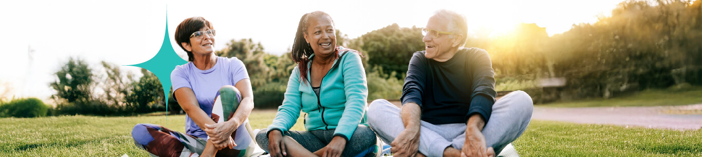 pareja de adultos felices en la sala