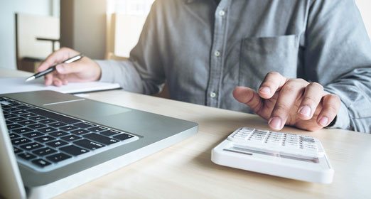Un ejecutivo llevando las cuentas para el pago de sus impuestos