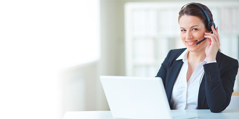 Un teleoperadora contestando una llamada de un cliente