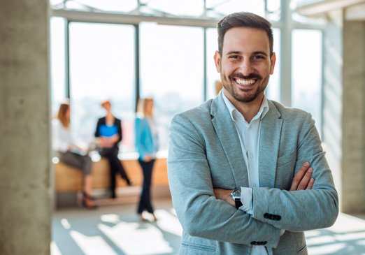 Pequeño empresario sonriendo