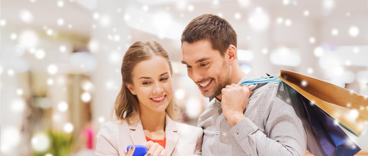 Hombre y mujer felices haciendo compras