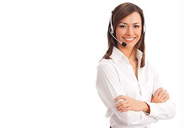 Mujer Feliz resolviendo las dudas de los clientes del Banco Popular