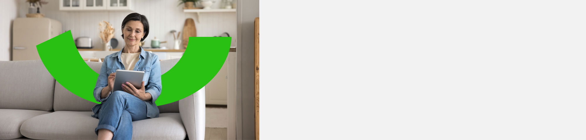 Hombre de color con barba de mediana edad de profesion Militar sonriendo