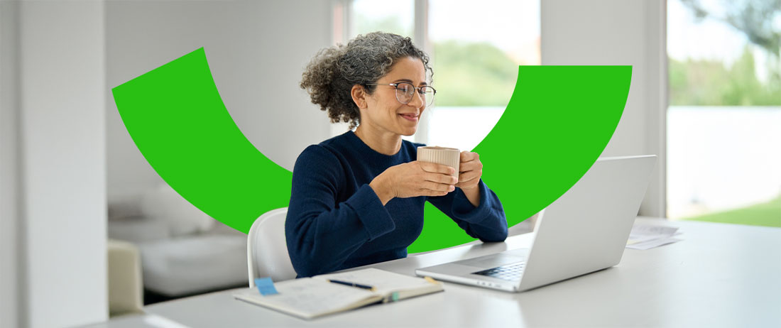 persona descargando la app del Banco Popular