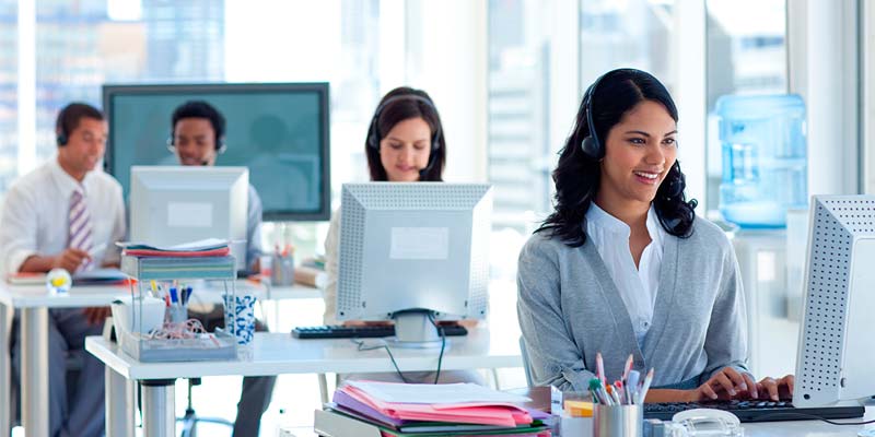 Un grupo de teleoperadores brindando sus servicios de atención al cliente