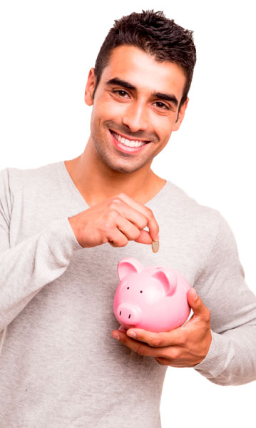Hombre feliz abriendo su Cuenta de Ahorros desde la página del Banco Popular