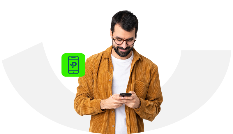 Hombre activando servicios complementarios a travez de banca móvil