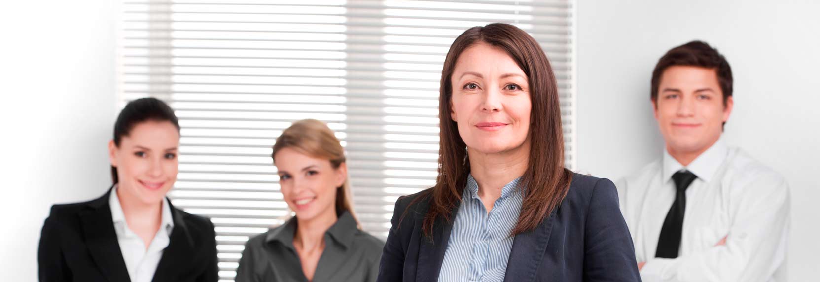 gripo de personas en traje formal que conforman un equipo de trabajo