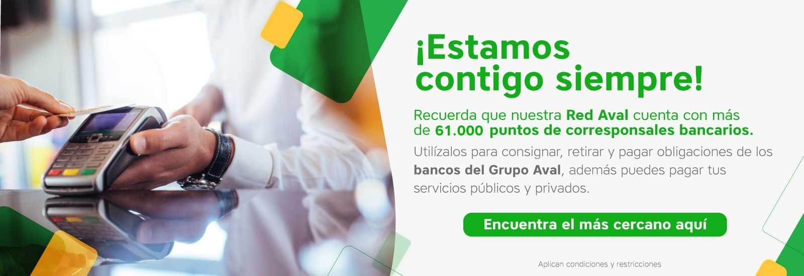 Mujer mostrando contenido en su celular a personas pensionadas