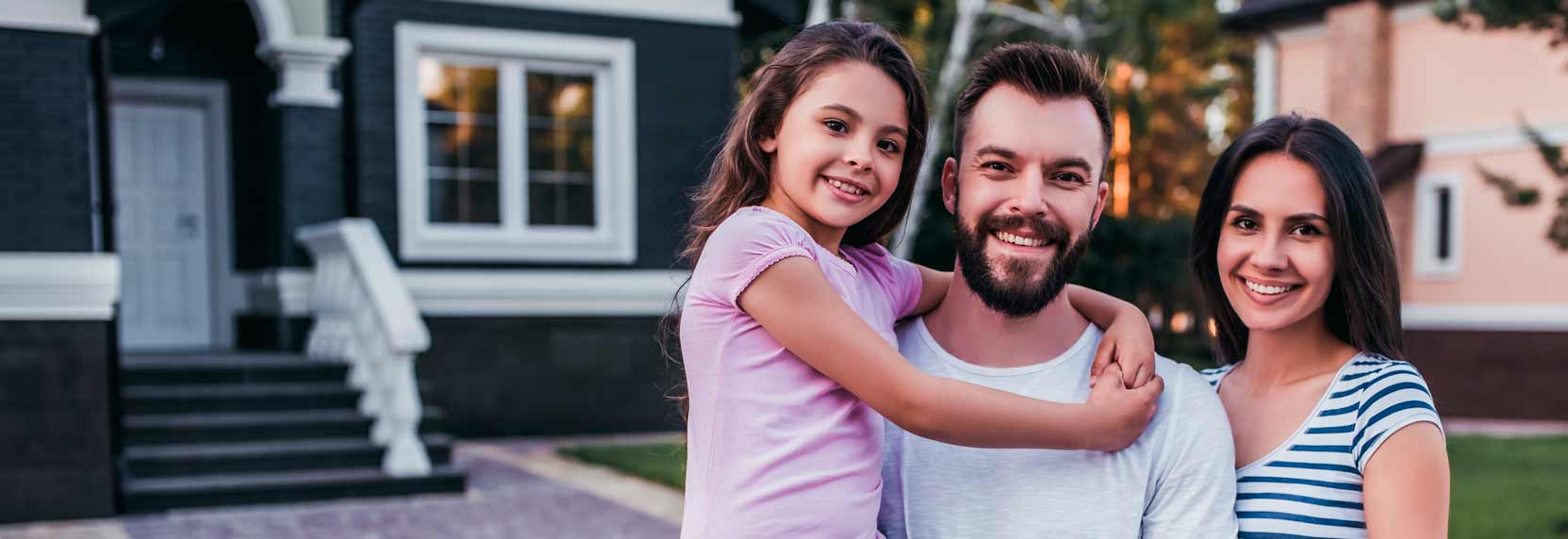 Una pareja joven feliz mirando los planos de su casa