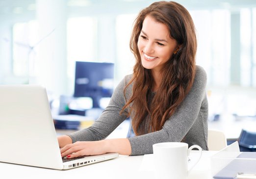 Mujer accediendo al portal de internet del Banco Popular