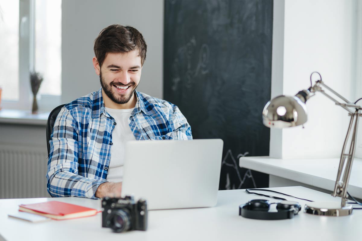 Hombre solicitando su Tarjeta de Crédito Visa Clásica del Banco Popular