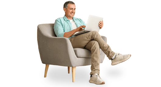 Hombre y mjer con celular gigante mostrando la banca movil de Banco Popular