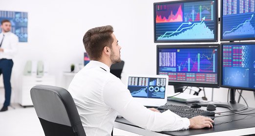 Un ejecutivo mirando los movimientos del mercado de valores
