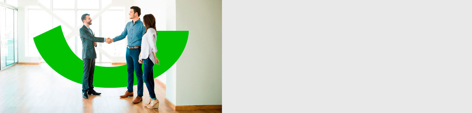 Pareja feliz con asesor recibiendo su inmueble comprado