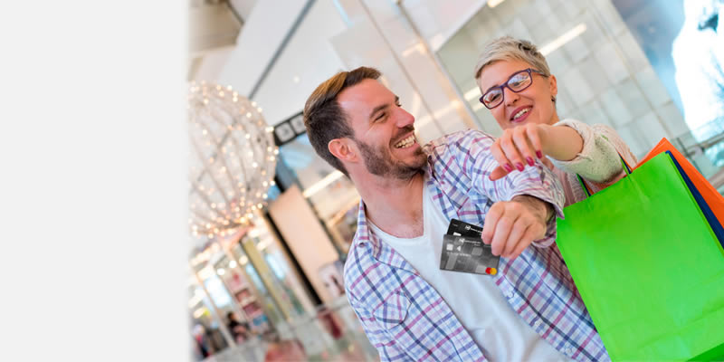 Un hombre comprando ropa en el Centro Comercial Gran Estación