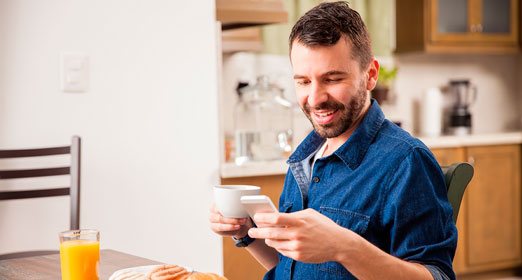 Hombre sonriendo utilizando el servicio de Retiro sin Tarjeta