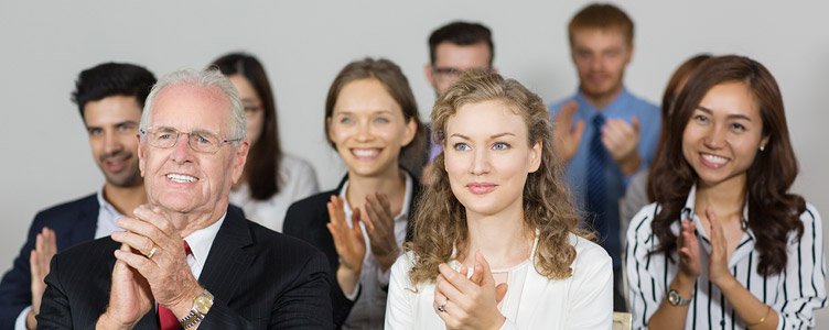 Grupo de personas sonrriendo cuatro hombres y cuatro mujeres