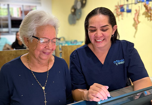 Imagen personas de la tercera edad con enfermera