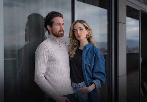 imagen de pareja usando Lec Lee
