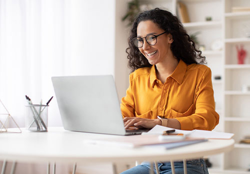 imagen de persona con laptops