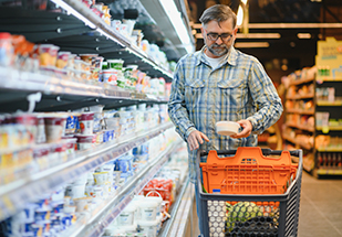 Hombre en un supermercado comprando comida