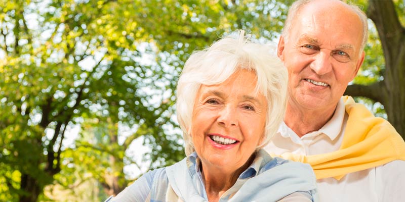 Pareja de ancianos feliz