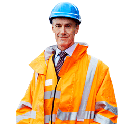 Un hombre mayor con un casco azul y chaqueta naranja refelctiva sonriendo
