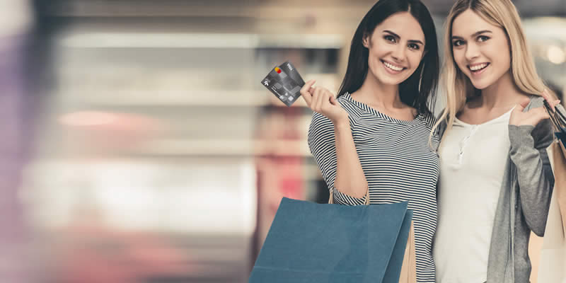 Un par de mujeres comprando ropa en el Centro Comercial Los Molinos
