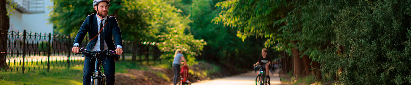 hombre de mediana edad con traje formal,  dirigiéndose  al trabajo en bicicleta