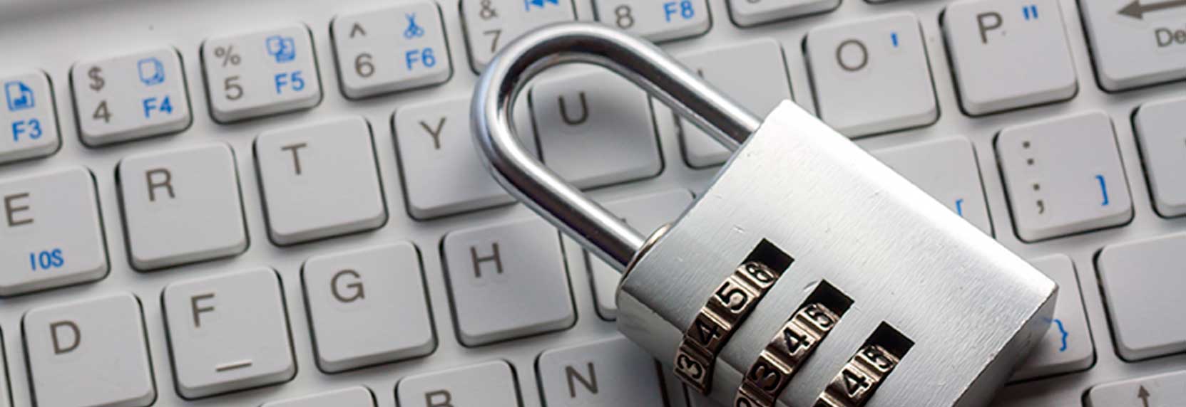 Un candado sobre un teclado de computador