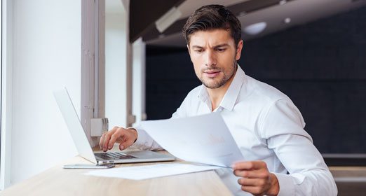 Hombre joven sonriendo utilizando el servicio Fondo de Inversión Abierto Rentar