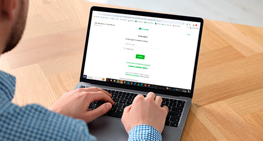 Un ejecutivo revisando el portal empresarial de Banco Popular