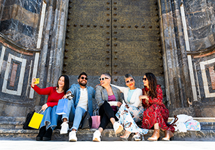 Personas 50+ viajando por España
