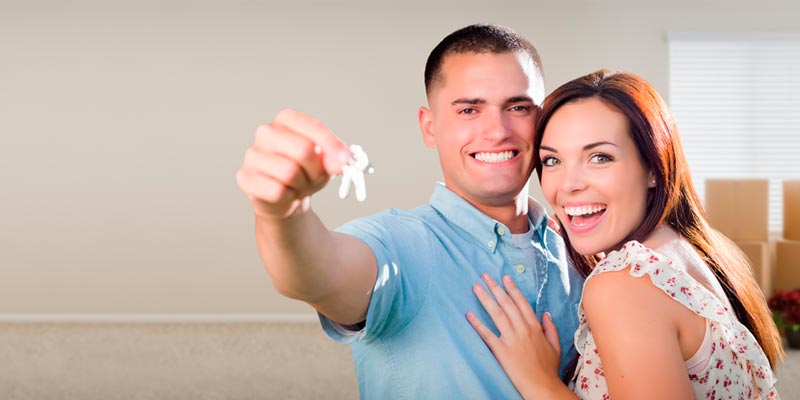 Soldado con su esposa con las llaves de su nueva casa en las manos