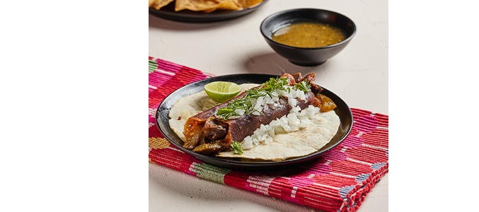 Hombre comiendo una rebanada de pizza