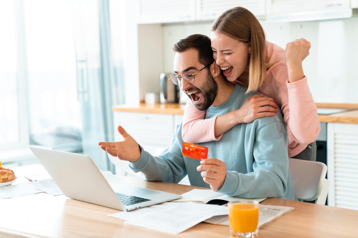 Hombre comprando por Internet con su Tarjeta de  Crédito Visa Hogar del Banco Popular