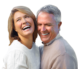 Una pareja de adultos mayores sonriendo